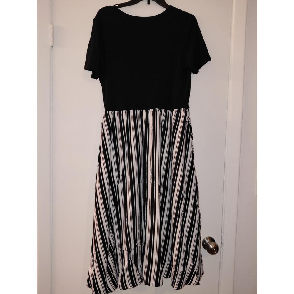 Women's Striped Short Sleeve Lined Dress XL Black and White New Without Tags - Picture 4 of 4